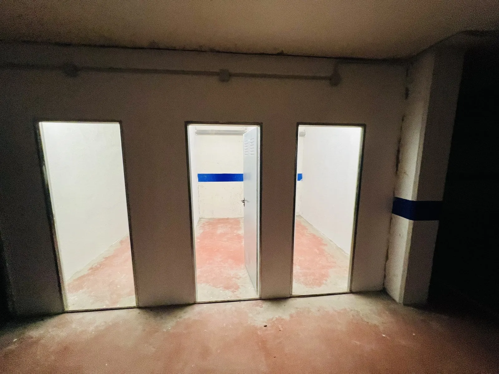 Puertas blancas de tres trasteros en Talavera de la Reina